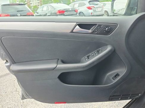 Used 2017 Volkswagen Jetta SE FWD image 32