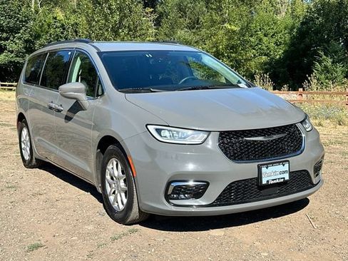 Used 2022 Chrysler Pacifica Touring-L FWD image 2