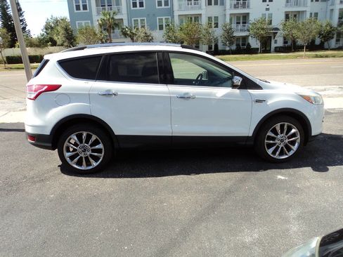 Used 2016 Ford Escape SE w/ SE Chrome Package image 9