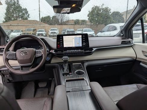 Used 2021 Toyota Sienna Platinum image 17