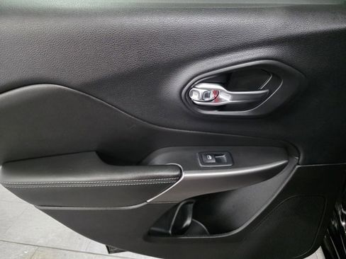 Used 2019 Jeep Cherokee Overland image 11