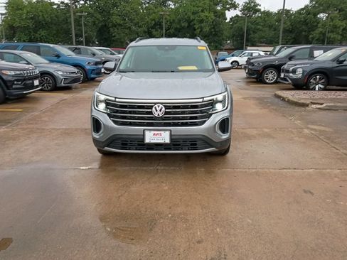 Used 2025 Volkswagen Atlas SE FWD image 2