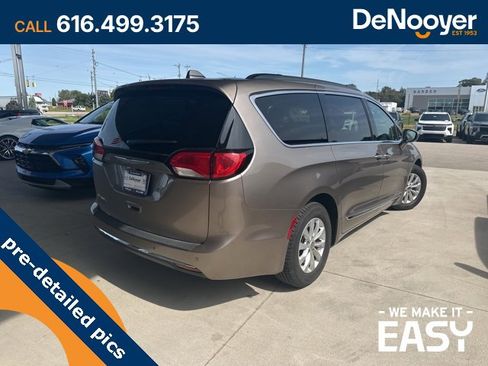 Used 2017 Chrysler Pacifica Touring-L image 5