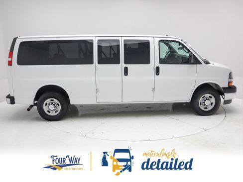 Used 2017 Chevrolet Express 3500 LT w/ LT Preferred Equipment Group RWD image 2