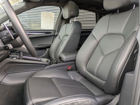 Certified 2025 Porsche Macan image 5