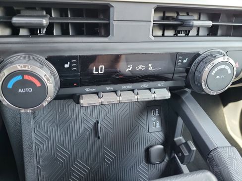 Used 2024 Toyota Tacoma TRD Sport AWD/4WD image 25