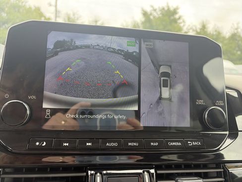Used 2025 Nissan Pathfinder SL FWD image 24