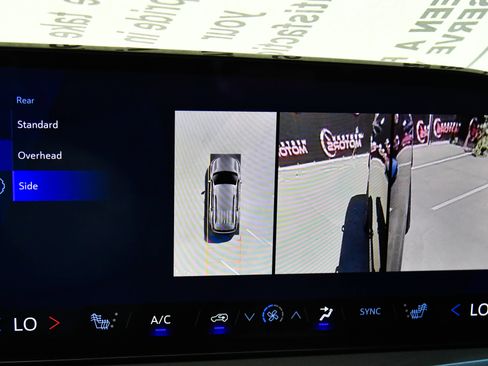 Used 2024 Chevrolet Traverse LT FWD image 22