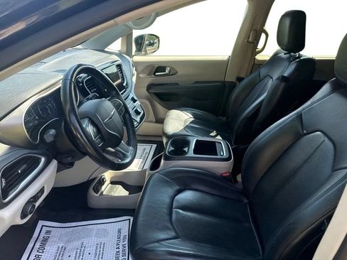 Used 2021 Chrysler Pacifica Touring-L FWD image 12