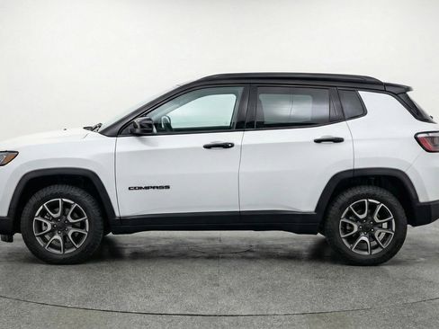Used 2025 Jeep Compass Trailhawk image 5
