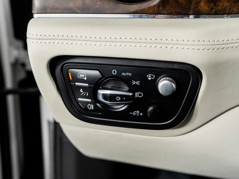 Used 2023 Bentley Bentayga Extended Wheelbase image 41