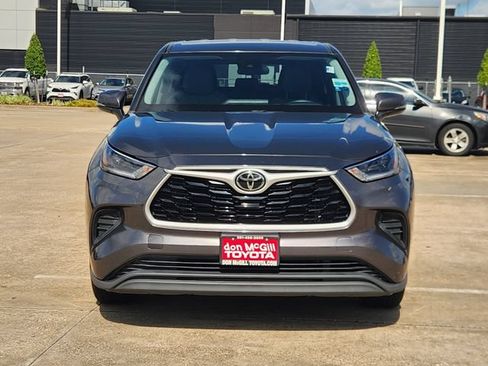 Used 2021 Toyota Highlander L FWD image 2
