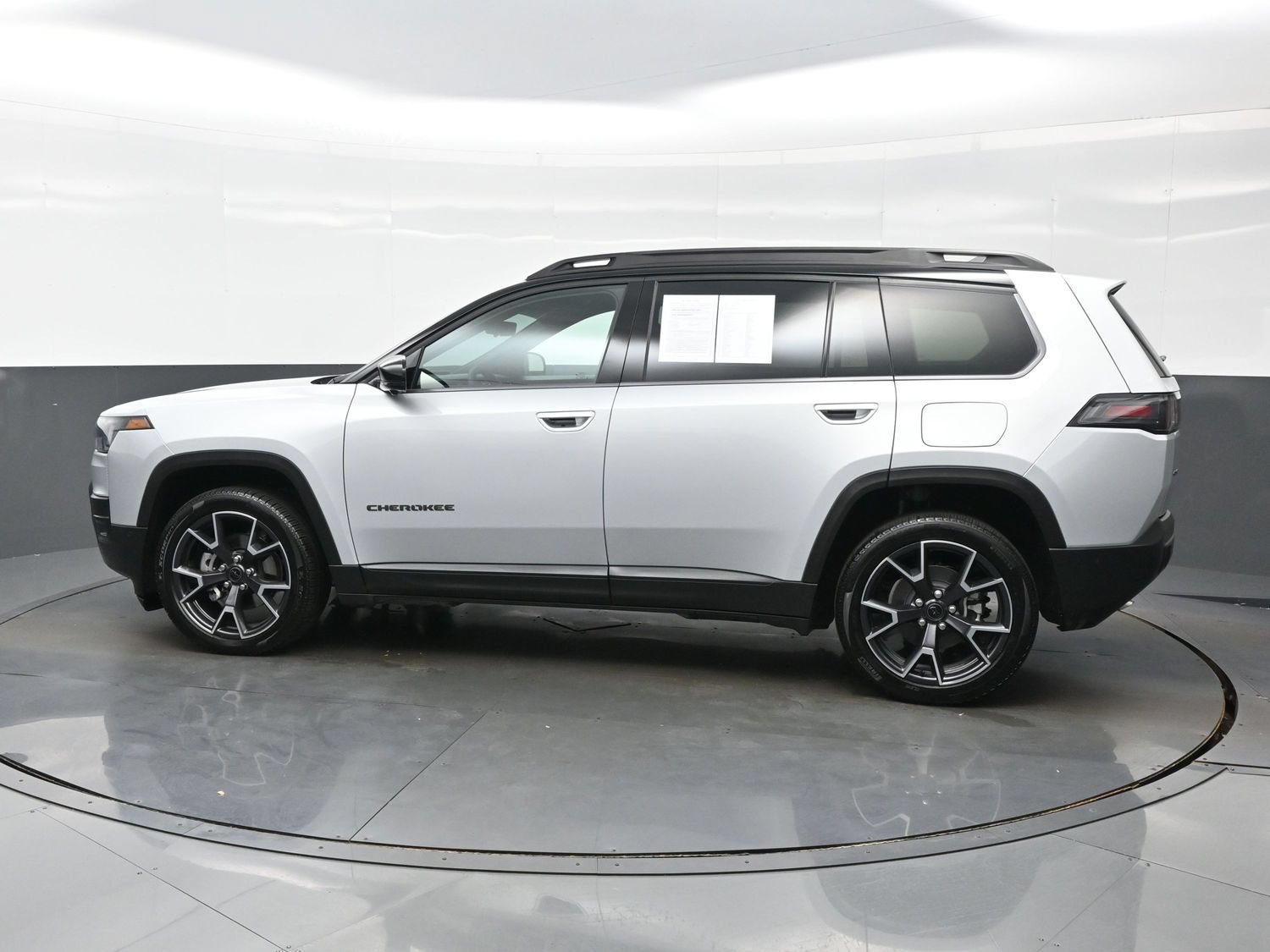 Used 2026 Jeep Cherokee Overland w/ Advanced Pro Tech Group AWD/4WD image 4