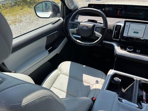 Used 2025 Ford Expedition Max Platinum w/ Driver's Package AWD/4WD image 15