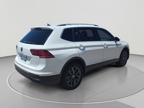 Used 2022 Volkswagen Tiguan SE w/ Panoramic Sunroof Package FWD image 5
