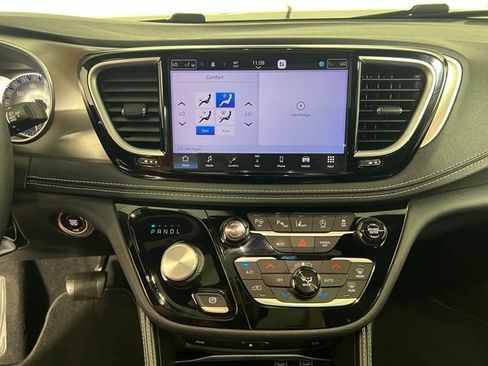 Certified 2023 Chrysler Pacifica Limited w/ Uconnect Theater Family Group FWD image 22