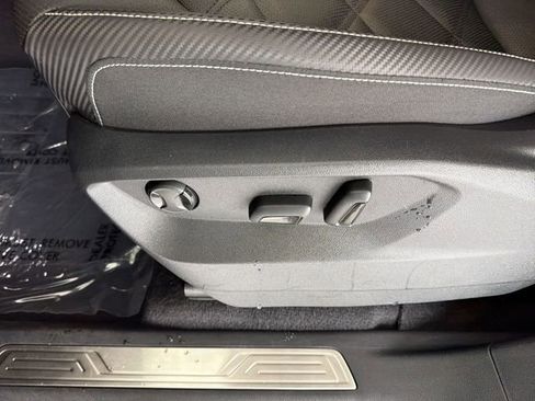 Used 2025 Volkswagen Atlas Cross Sport SE image 20