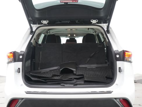 Used 2024 Toyota Highlander LE image 18