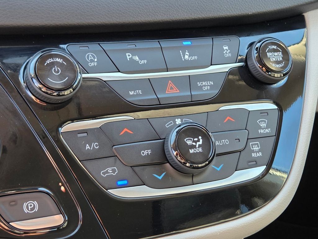 Used 2024 Chrysler Pacifica Touring-L FWD image 32