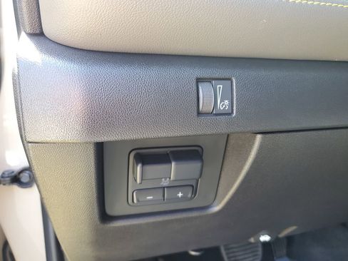 Used 2024 Chevrolet Colorado ZR2 w/ Technology Package AWD/4WD image 23