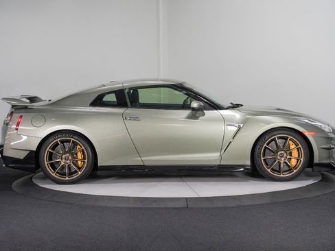 Used 2024 Nissan GT-R T-spec Dual-clutch 6-Speed Tra w/ Floor Mat Package image 9