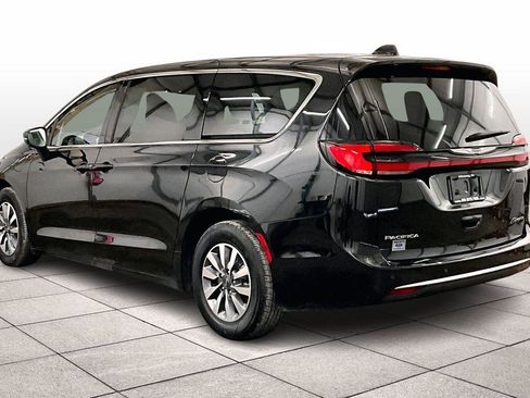 Used 2023 Chrysler Pacifica Touring-L image 10