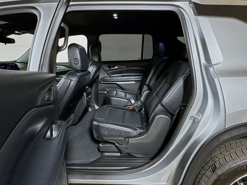 Certified 2025 Chevrolet Traverse LT FWD image 22
