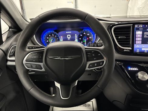 Used 2025 Chrysler Pacifica Select FWD image 17