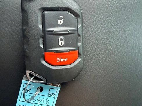 Used 2019 Jeep Wrangler Unlimited Sahara AWD/4WD image 26
