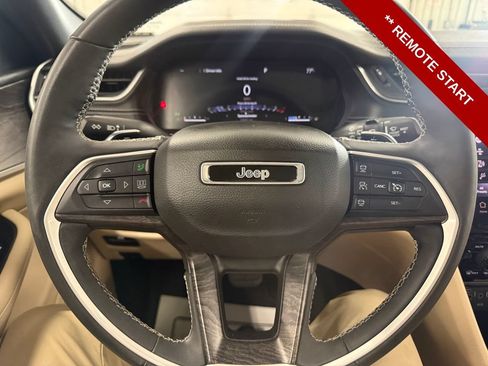 Used 2023 Jeep Grand Cherokee Limited w/ Black Appearance Package AWD/4WD image 17