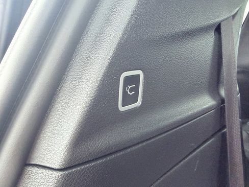 Used 2025 Chrysler Pacifica Limited FWD image 10