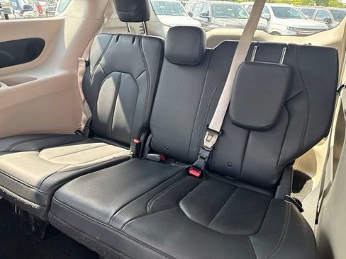 Used 2020 Chrysler Pacifica Touring-L Plus FWD image 12