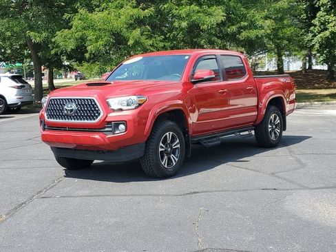 Used 2019 Toyota Tacoma TRD Sport AWD/4WD image 2