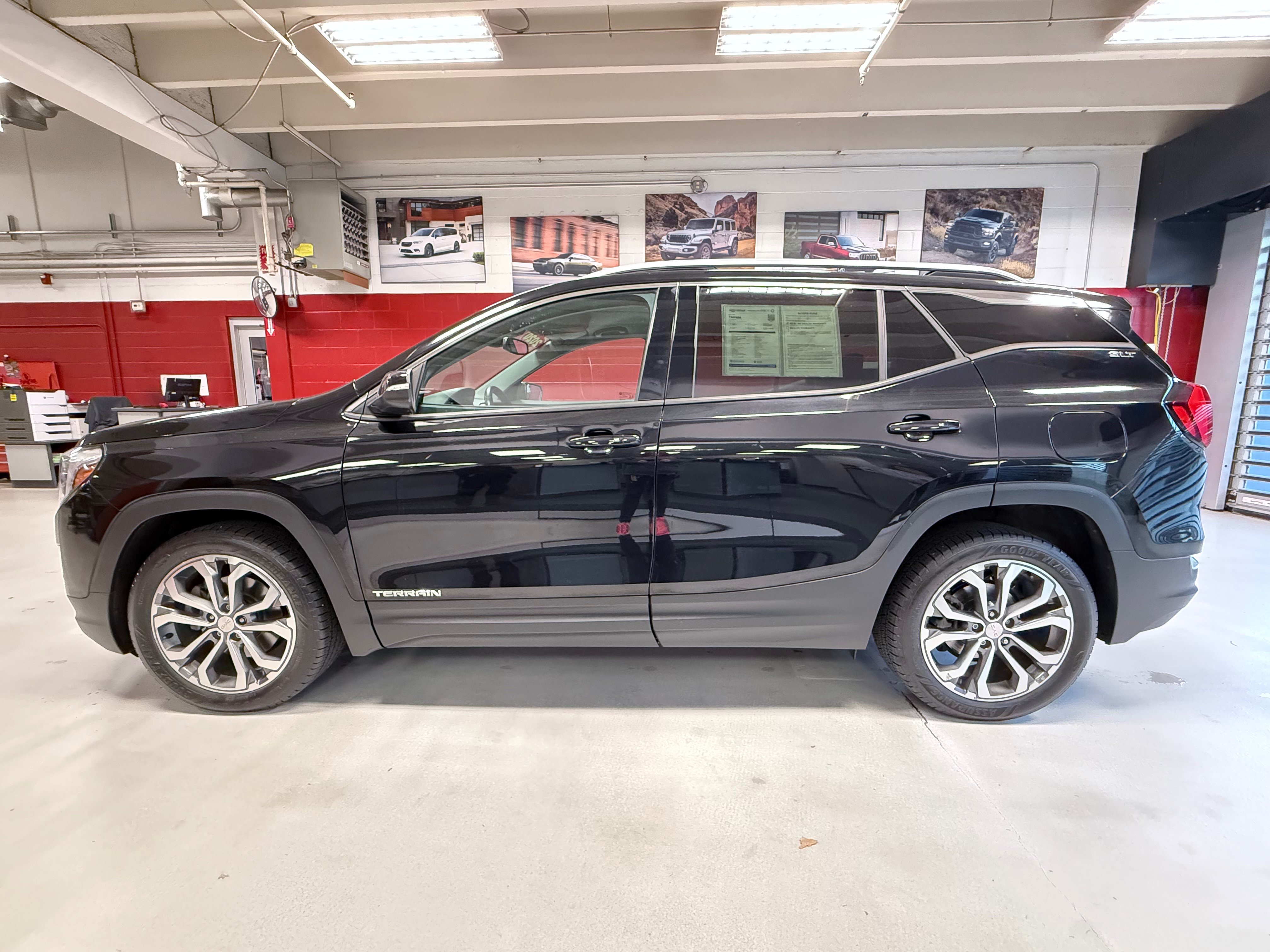Used 2020 GMC Terrain SLT w/ Preferred Package FWD image 2