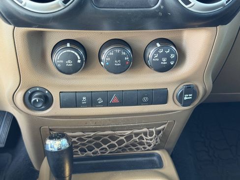 Used 2016 Jeep Wrangler Unlimited Sahara w/ Connectivity Group AWD/4WD image 19