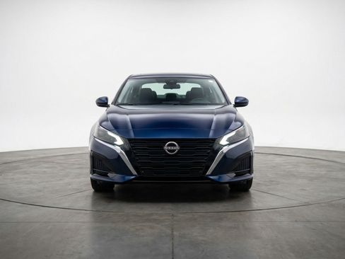 Used 2025 Nissan Altima 2.5 SV FWD image 2