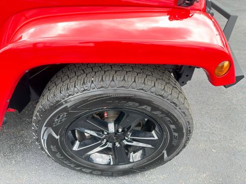 Used 2017 Jeep Wrangler Unlimited Sahara w/ Connectivity Group AWD/4WD image 65