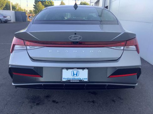 Used 2025 Hyundai Elantra SEL FWD image 5