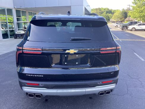 Used 2024 Chevrolet Traverse LT FWD image 3