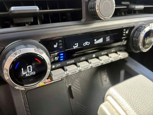 Used 2024 Toyota Tacoma Limited w/ Limited Package (LT) image 23