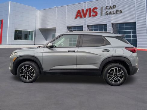 Used 2025 Chevrolet TrailBlazer LT image 2