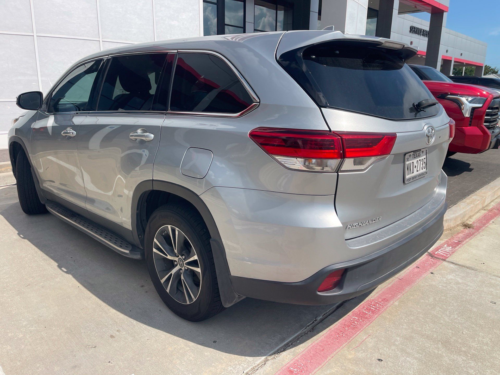 Used 2019 Toyota Highlander Plus FWD image 5