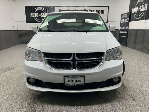 Used 2014 Dodge Grand Caravan SXT image 2