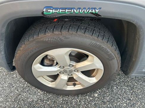 Used 2018 Jeep Compass Latitude FWD image 2
