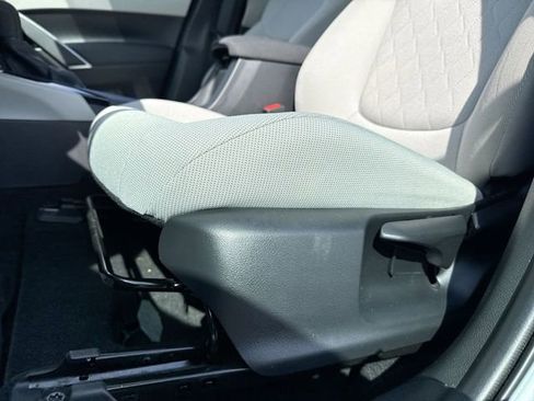 Used 2022 Toyota Corolla Cross L image 12