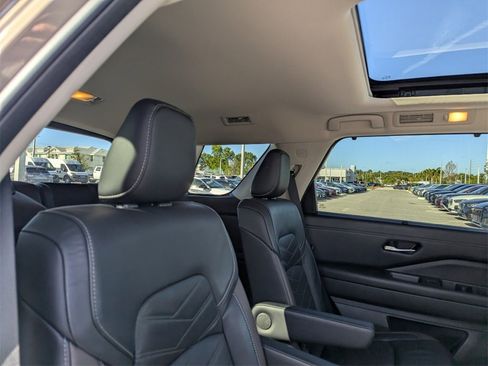 Used 2023 Nissan Pathfinder Platinum image 14