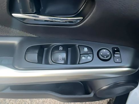 Used 2018 Nissan Kicks SV image 13