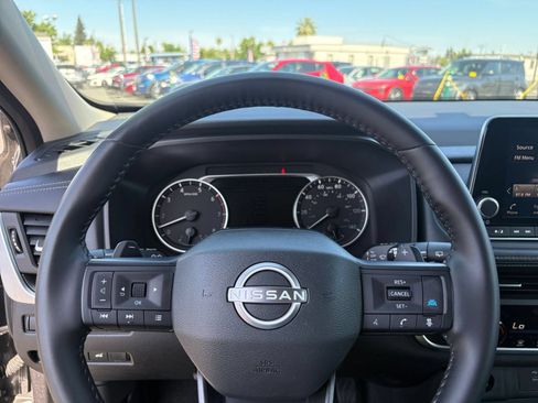 Used 2025 Nissan Rogue SV FWD image 30