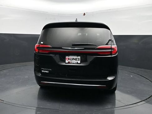 Used 2024 Chrysler Pacifica Touring-L FWD image 7