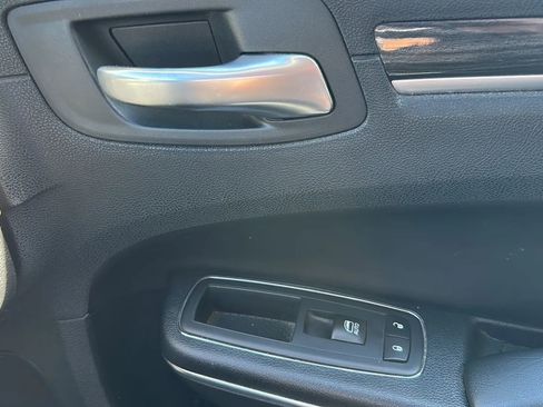 Used 2017 Chrysler 300 Limited image 38